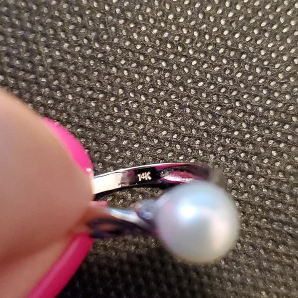 Macys Pearl 7MM and Diamond 14k White Gold Ring - Size 6 EUC